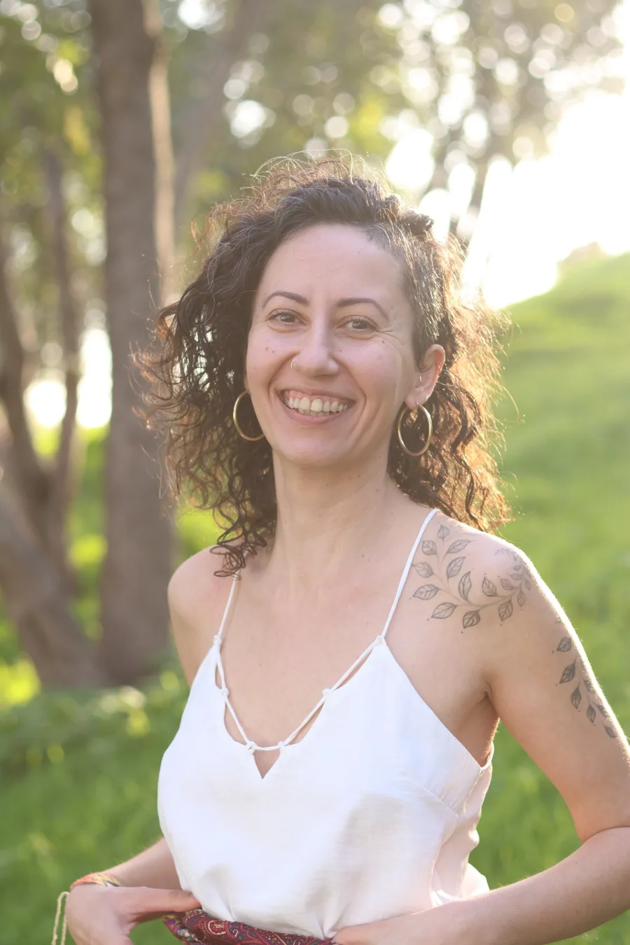 שושי מיראז מחייכת בחום למצלמה